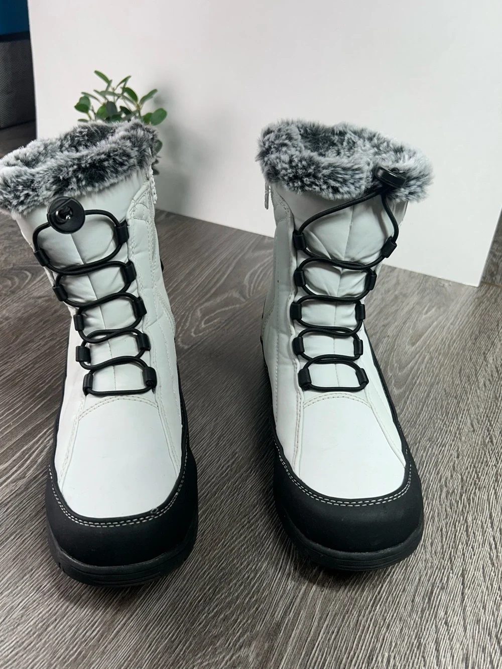 Totes Women’s Insulated Winter Snow Boots - White/Black
